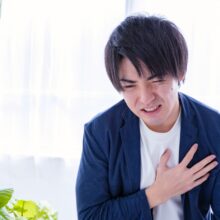 胸を押すと痛い…それは肺の病気かも?胸痛の原因と受診のタイミングとは?【医師が解説】